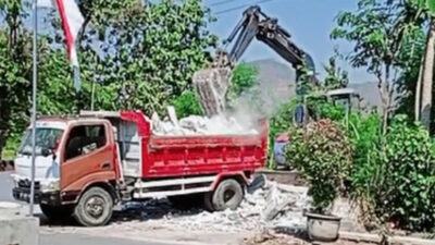 Kecewa Suami Selingkuh, Istri Bongkar Rumah