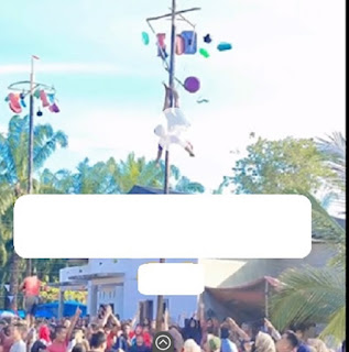 Seorang peserta panjat pinang terjatuh dari ketinggian