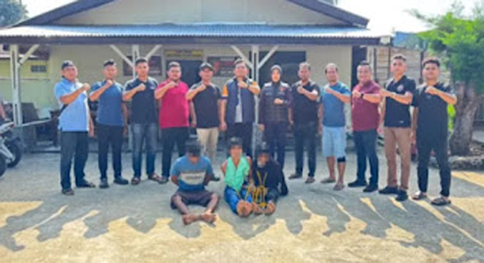 Tim Opsnal Satuan Reskrim Polres Pasbar bersama 3 pelaku pemerkosaan.