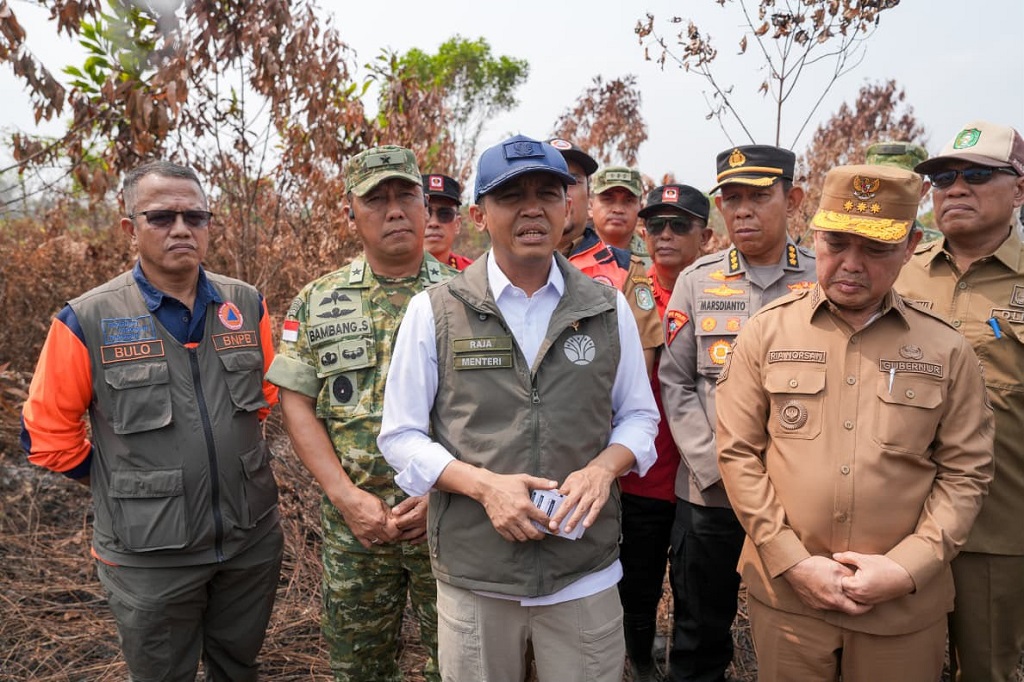 Menhut Raja Juli Antoni meninjau penanganan karhutla di Kalimantan Barat.