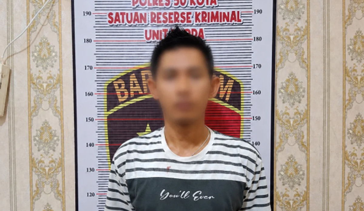 Tersangka saat diamankan di Polres 50 Kota.