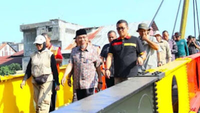 Wakil Wali Kota Padang Maigus Nasir saat meninjau Jembatan Hildesheim.