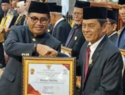 Ketua PWI Sumbar Widya Navies Dapat Penghargaan HJK Padang ke-357 atas Kontribusi Komunikasi Publik