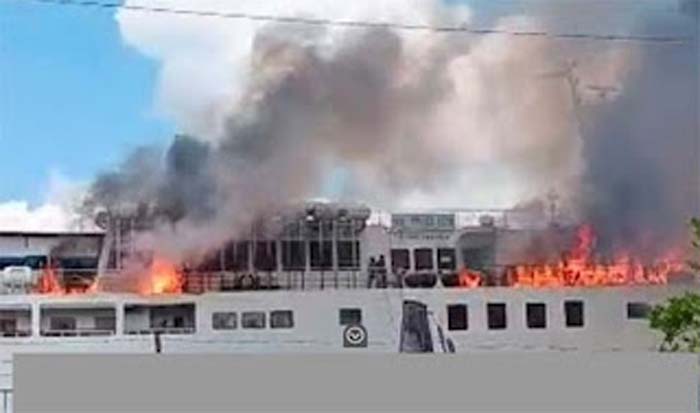 KM Prince Soya terbakar saat bersandar di Pelabuhan Samarinda.