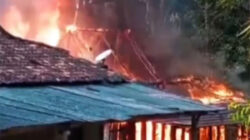 Dua rumah terbakar di Desa Monggot,Jawa Tengah, yang menelan satu korban jiwa.