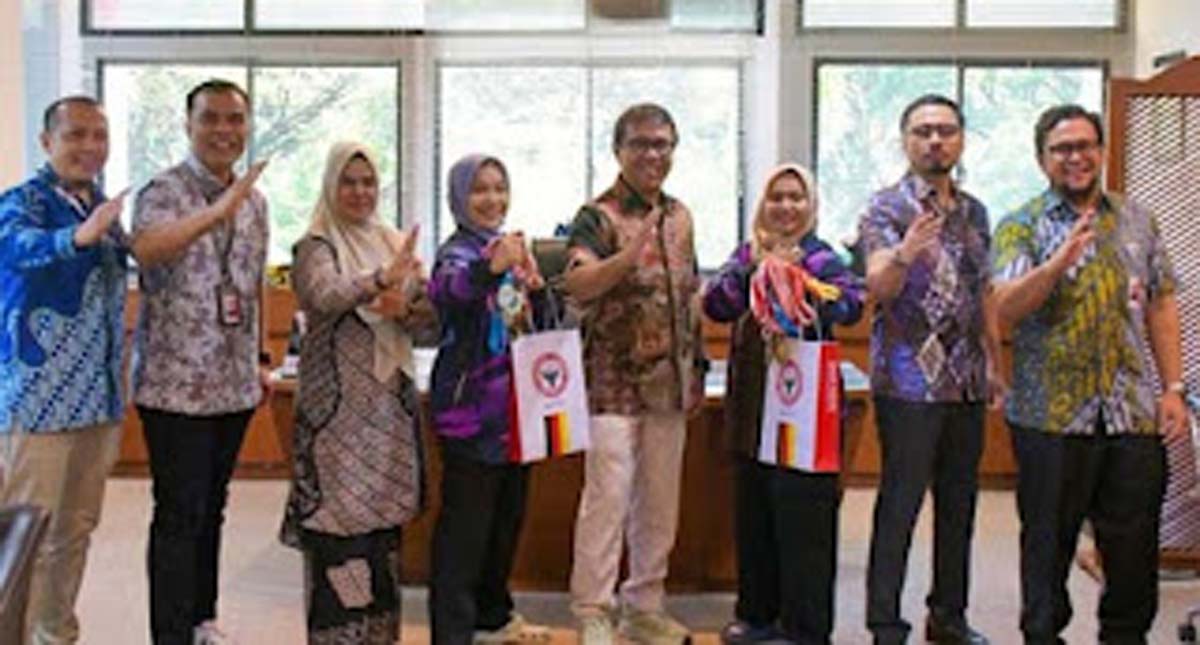 Dirut PT Semen Padang dan jajaran melepas resmi dua atlet silat