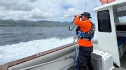 Basarnas mengevakuasi empat nelayan yang terombang-ambing
