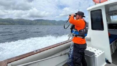 Tim SAR Evakuasi Nelayan Korban Kapal Rusak di Laut