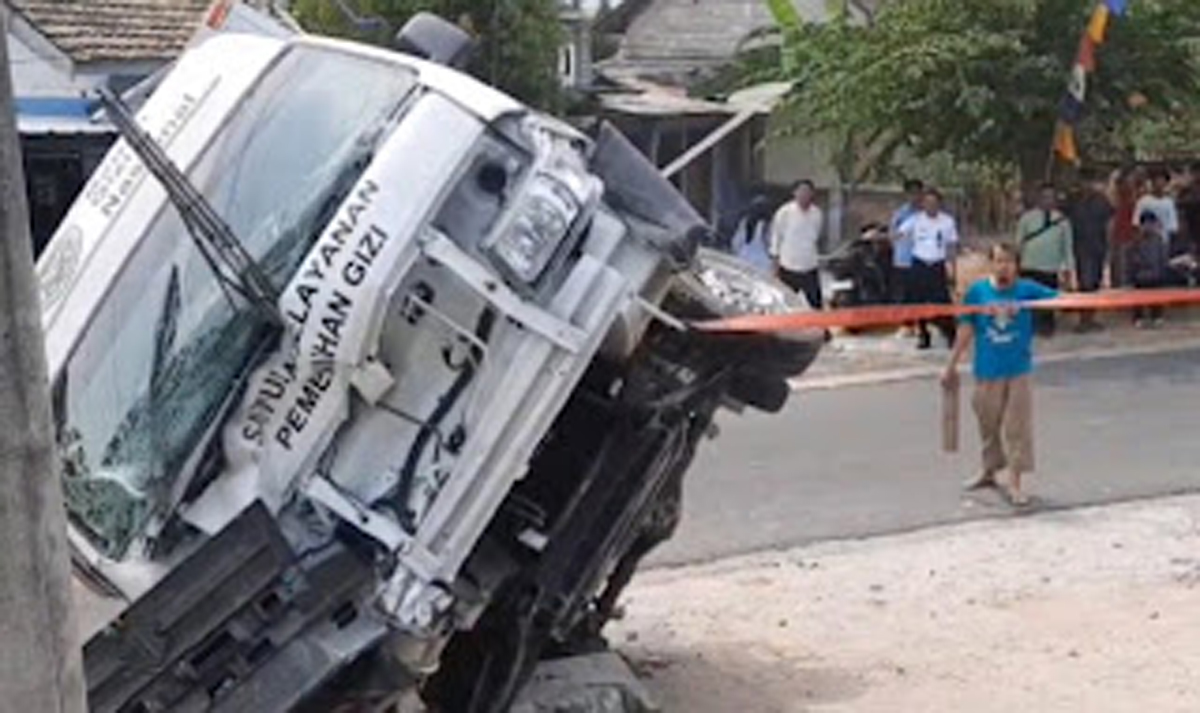 Mobil SPPG terbalik usai menabrak mobil dan rumah warga