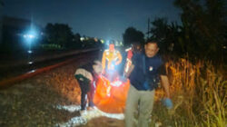 Petugas mengevakuasi perempuan tewas tertabrak kereta.