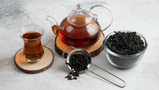 Suka minum teh? Sepertinya kamu perlu mempertimbangkan minum teh hitam sebab ada segudang manfaat apalagi jika diminum setiap hari.
