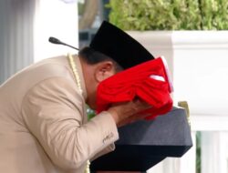 Usai Diturunkan Paskibraka, Prabowo Cium Sang Merah Putih di Istana Merdeka
