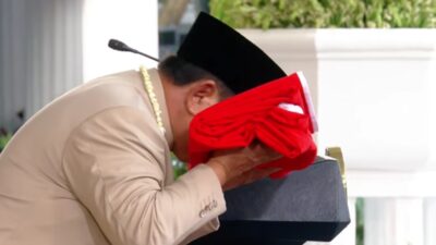 Presiden Prabowo Subianto mencium Sang Merah Putih saat Upacara Penurunan Bendera HUT ke-81 RI.