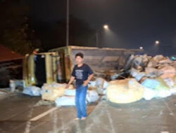 Muatan Rongsokan Tumpah di Tol Cipularang