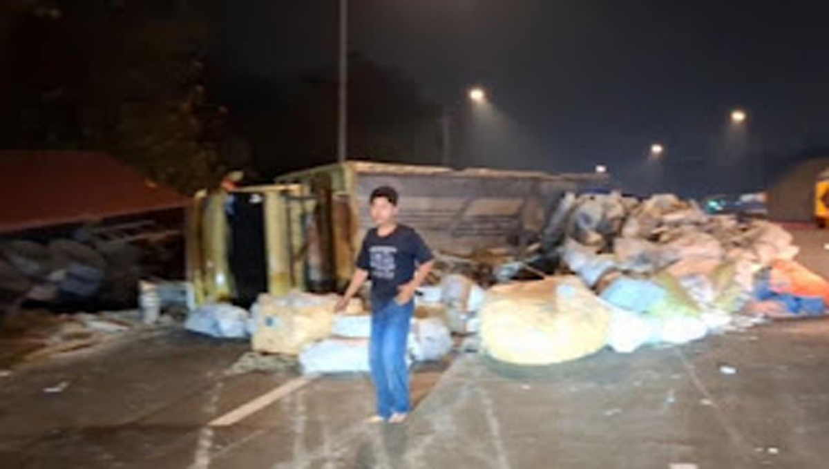 Truk bawa muatan rongsokan terguling usai ditabrak truk kontainer