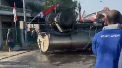 Truk Damkar Grobogan Kecelakaan Tunggal, Tangki Penuh Air Terguling di Jalan