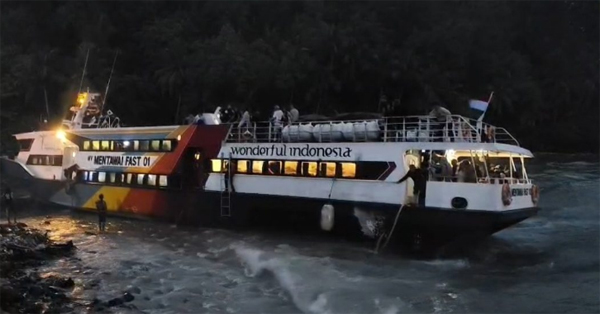 Kapal cepat Mentawai Fast mengalami kendala