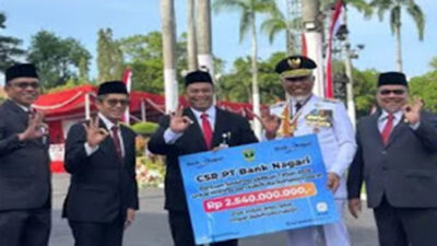 Direktur Kredit dan Syariah Bank Nagari foto bersama.