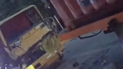Mobil Tangki Air Tabrak Truk Rusak di Panorama I