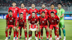 Jakarta – Timnas Indonesia harus segera mengalihkan perhatian setelah gagal melanjutkan kiprah di Piala AFF 2026. Skuad Garuda sudah ditunggu agenda berikutnya, yakni FIFA ASEAN Cup 2026 yang dijadwalkan digelar pada 23 September hingga 3 Oktober 2026. Perjalanan Indonesia di Piala AFF 2026 berakhir sebelum mencapai babak semifinal. Hasil tersebut menjadi pukulan bagi tim asuhan John Herdman yang sebelumnya diharapkan mampu bersaing lebih jauh dalam kompetisi antarnegara Asia Tenggara tersebut. Meski demikian, waktu untuk meratapi kegagalan tidak banyak. Timnas Indonesia harus segera mempersiapkan diri menghadapi turnamen berikutnya dengan tantangan yang berbeda. Indonesia bahkan memiliki keuntungan tersendiri karena dipercaya menjadi tuan rumah FIFA ASEAN Cup 2026 untuk Premier Division. Kompetisi tersebut akan diikuti delapan negara yang terbagi ke dalam dua grup, masing-masing beranggotakan empat tim. Indonesia Berada di Grup A Berdasarkan pembagian grup, Indonesia tergabung di Grup A bersama India, Malaysia, dan Singapura. Keempat negara tersebut akan bersaing untuk memperebutkan posisi teratas dan kesempatan tampil di partai final. Sementara itu, Grup B dihuni oleh Vietnam, Pakistan, Thailand, dan Filipina. Persaingan di masing-masing grup akan berlangsung ketat karena hanya tim yang finis sebagai pemuncak klasemen yang berhak lolos ke final. Dengan format tersebut, setiap pertandingan menjadi sangat penting bagi Indonesia. Kesalahan atau kehilangan poin sejak fase grup bisa berdampak besar terhadap peluang Garuda untuk melaju ke pertandingan perebutan gelar. India Menjadi Lawan Pembuka Indonesia akan memulai kiprahnya di Grup A dengan menghadapi India. Pertandingan tersebut menjadi kesempatan pertama bagi Garuda untuk menunjukkan respons setelah hasil mengecewakan di Piala AFF 2026. Usai menghadapi India, Indonesia akan berjumpa Singapura pada pertandingan kedua. Malaysia kemudian menjadi lawan terakhir Garuda di fase grup. Jadwal tersebut membuat Indonesia dituntut menjaga konsistensi sejak pertandingan pertama. Sebab, dengan hanya juara grup yang berhak menuju final, setiap poin yang diperoleh akan sangat menentukan posisi akhir di klasemen. FIFA ASEAN Cup 2026 pun menjadi kesempatan bagi Timnas Indonesia untuk segera bangkit. Status sebagai tuan rumah diharapkan dapat memberikan keuntungan tersendiri sekaligus menjadi momentum bagi Garuda untuk meraih prestasi yang lebih baik setelah kegagalan di Piala AFF. Jadwal Timnas Indonesia di FIFA ASEAN Cup 2026 Periode turnamen: 23 September–3 Oktober 2026 Grup A: Indonesia, India, Malaysia, Singapura Pertandingan pertama: Indonesia vs India Pertandingan kedua: Indonesia vs Singapura Pertandingan ketiga: Indonesia vs Malaysia Partai final: Juara Grup A vs Juara Grup B.(des*)