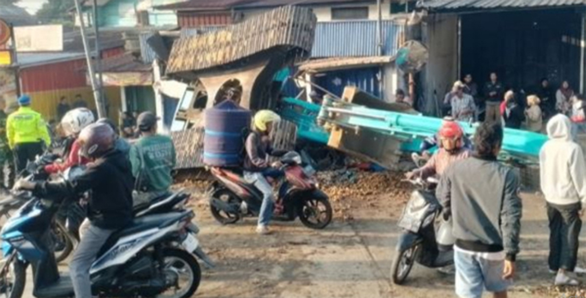 Kecelakaan truk Fuso pengangkut alat berat tabrakan dengan mobil pikap