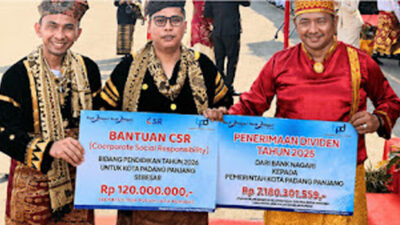 Pemimpin Cabang Bank Nagari Padang Panjang foto bersama.