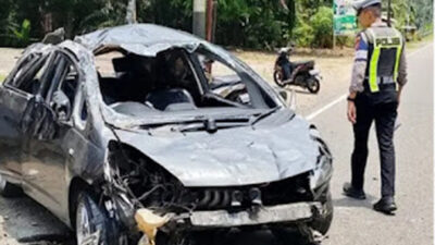 Honda Jazz Hantam Warung hingga Terguling di Padang Pariaman