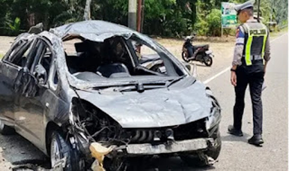 Honda Jazz Hantam Warung hingga Terguling di Padang Pariaman
