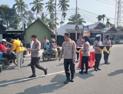 Jelang Peringatan 81 Tahun Kemerdekaan RI, Polres Pasbar Bagikan Ribuan Bendera Merah Putih Ke Masyarakat