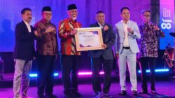 Gubernur menerima penghargaan pada Sumbar Teacher Summit 2026.