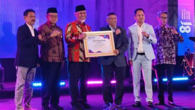 Gubernur menerima penghargaan pada Sumbar Teacher Summit 2026.