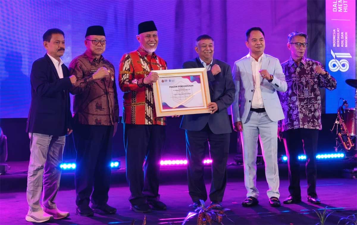 Gubernur menerima penghargaan pada Sumbar Teacher Summit 2026.