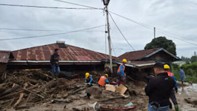 Gerak Cepat PLN UP3 Solok, Upayakan Listrik Kembali Pascagalodo.