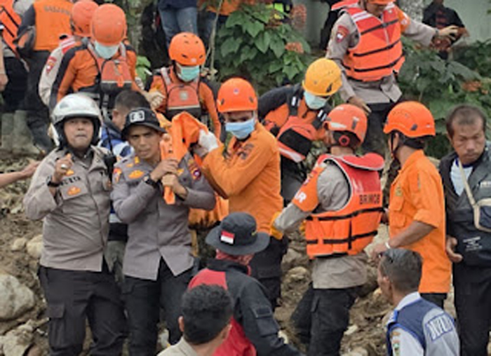 Tim SAR Temukan Korban Kedua Galodo di Hari Kelima, Agusra Ditemukan di Belakang Kantor Bupati Solok.
