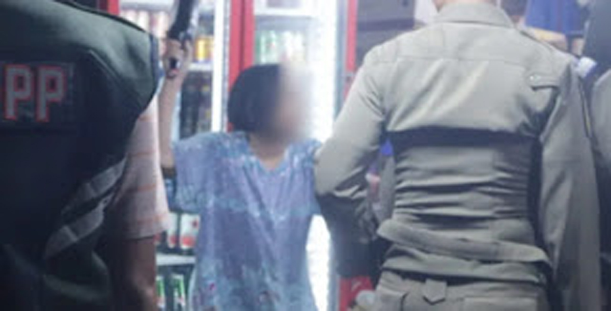 Salah seorangnya pemilik warung berusaha menyerang Satpol PP saat penertiban.
