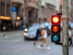Sejarah dan Alasan Lampu Lalu Lintas Tiga Warna