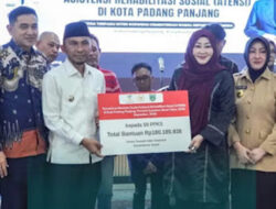 Lisda Hendrajoni Serahkan Bantuan ATENSI Kemensos kepada 59 Warga Padang Panjang