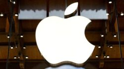 Phil Schiller, bos App Store Apple, mengundurkan diri bersamaan dengan Tim Cook. Ia akan menjadi Apple Fellow, melanjutkan perannya di App Store.