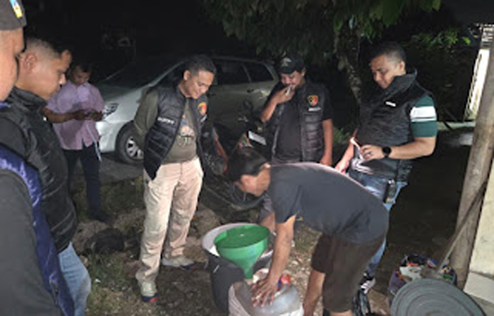 Ratusan Botol Miras dan Tuak Disita Polisi di Kota Solok.