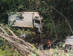 Truk Box Terjun Jurang, Dua Korban Dirawat