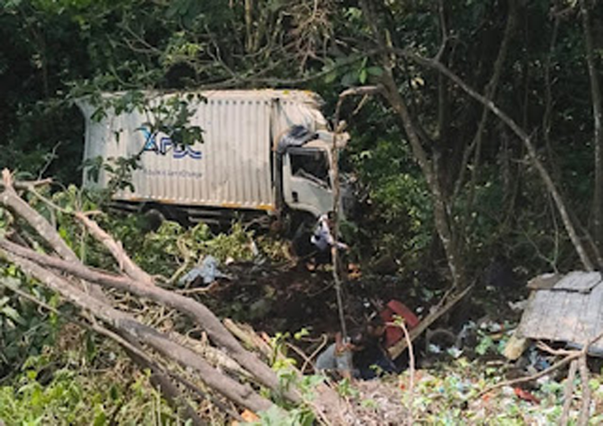 Kondisi truk box yang terjun ke jurang di kawasan Bukit Berbunga, Silaing Bawah, Padangpanjang.