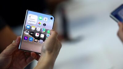 Apple meluncurkan iPhone Duo, smartphone lipat termahal seharga US$1.999. Target konsumen belum jelas, namun diharapkan menarik penggemar setia Apple.