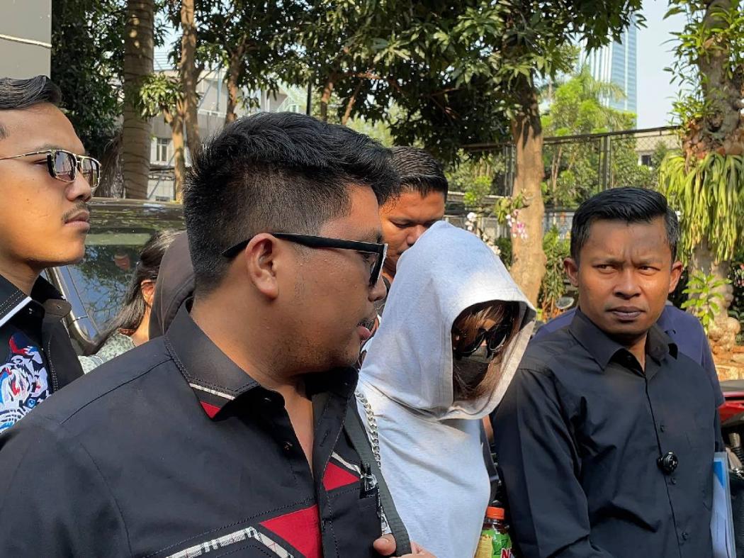 Korban Betrand Peto di Polda Metro Jaya usai memberikan klarifikasi.