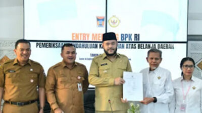 Wali Kota Padang, Fadly Amran saat menerima Tim Pemeriksa BPK RI