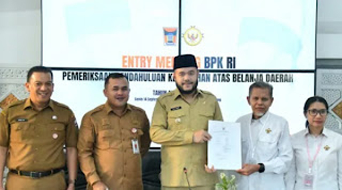 Wali Kota Padang, Fadly Amran saat menerima Tim Pemeriksa BPK RI