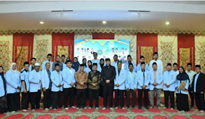 Wali Kota Padang, Fadly Amran, foto bersama Puncak Milad ke-49 BKPRMI.