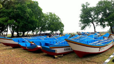 Bantuan sarana penangkapan ikan kepada nelayan terdampak bencana di empat kelurahan di Kecamatan Padang Utara.