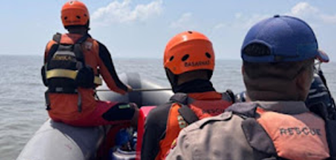 Tim SAR gabungan melakukan pencarian tujuh penumpang perahu ketinting