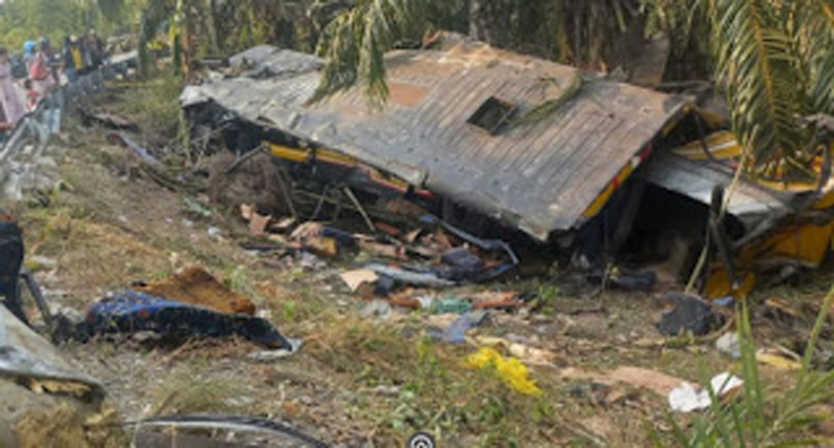 Bus penumpang mengalami kecelakaan tunggal