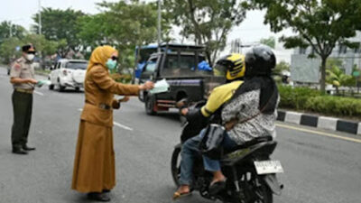 Pemko Padang menyalurkan bantuan berupa 11.000 masker kepada warga Kota Padang